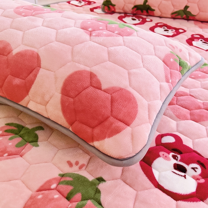 91家纺网 家纺一手货源 找家纺 情煊家纺 2025新款保暖牛奶绒夹棉床笠-花边款 莓果熊