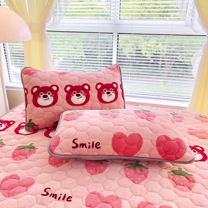 91家纺网 家纺一手货源 找家纺 情煊家纺 2025新款保暖牛奶绒夹棉床笠-花边款 莓果熊