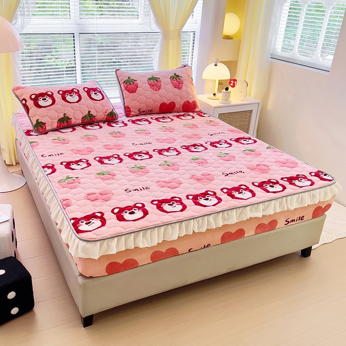 91家纺网 家纺一手货源 找家纺 情煊家纺 2025新款保暖牛奶绒夹棉床笠-花边款 莓果熊