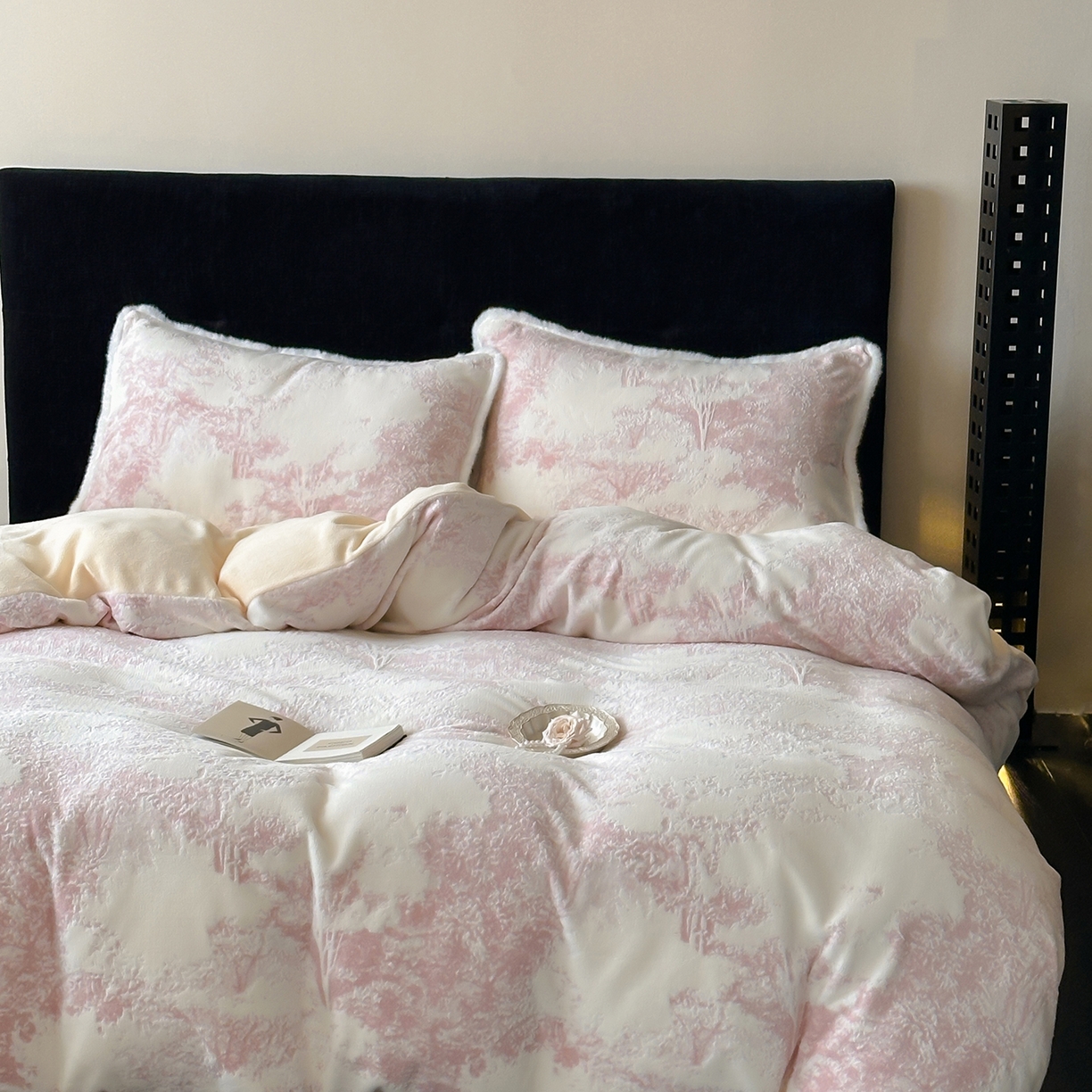 91家纺网 家纺一手货源 找家纺 梦享生活家居 2025新款轻奢牛奶绒四件套系列 莫奈粉