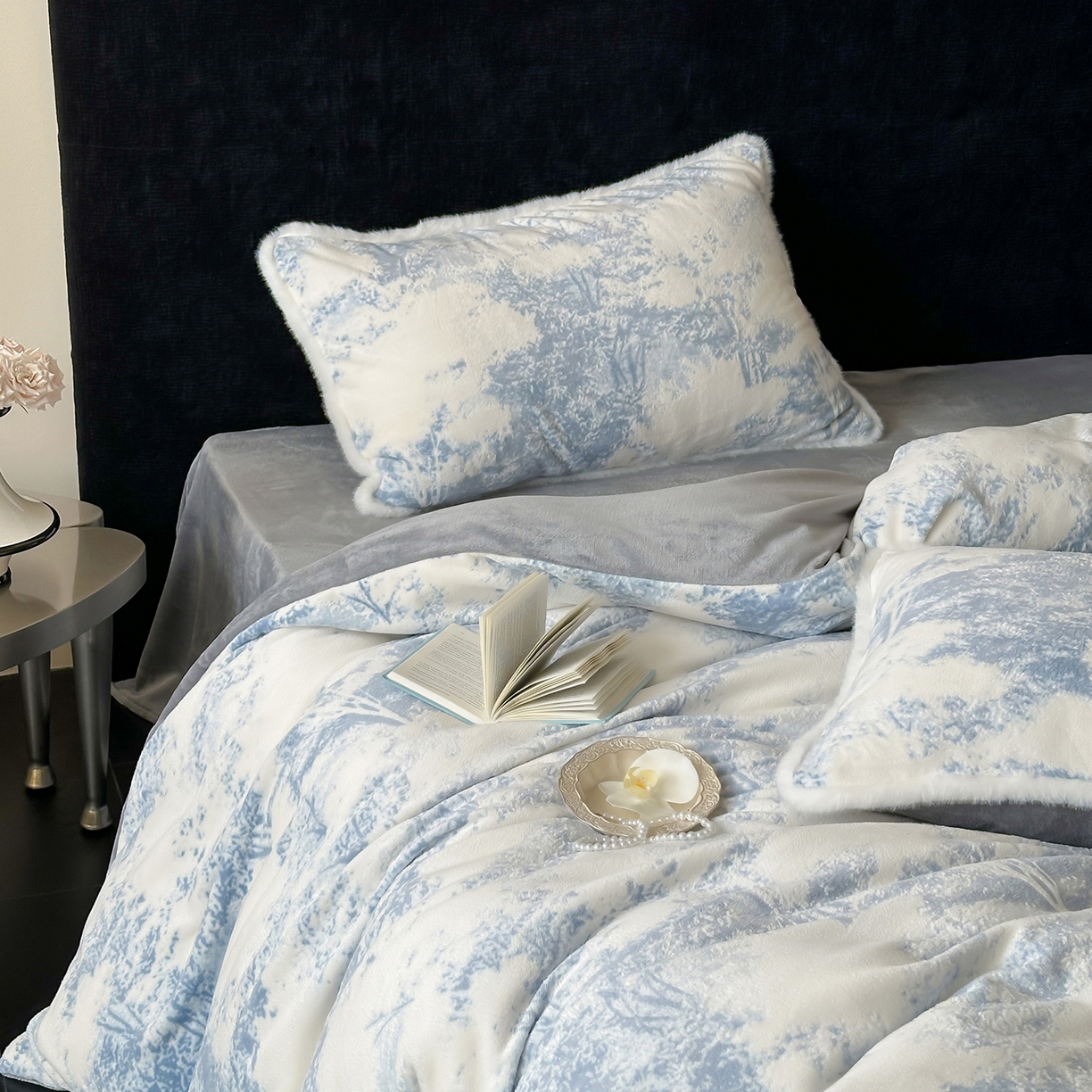 91家纺网 家纺一手货源 找家纺 梦享生活家居 2025新款轻奢牛奶绒四件套系列 莫奈蓝