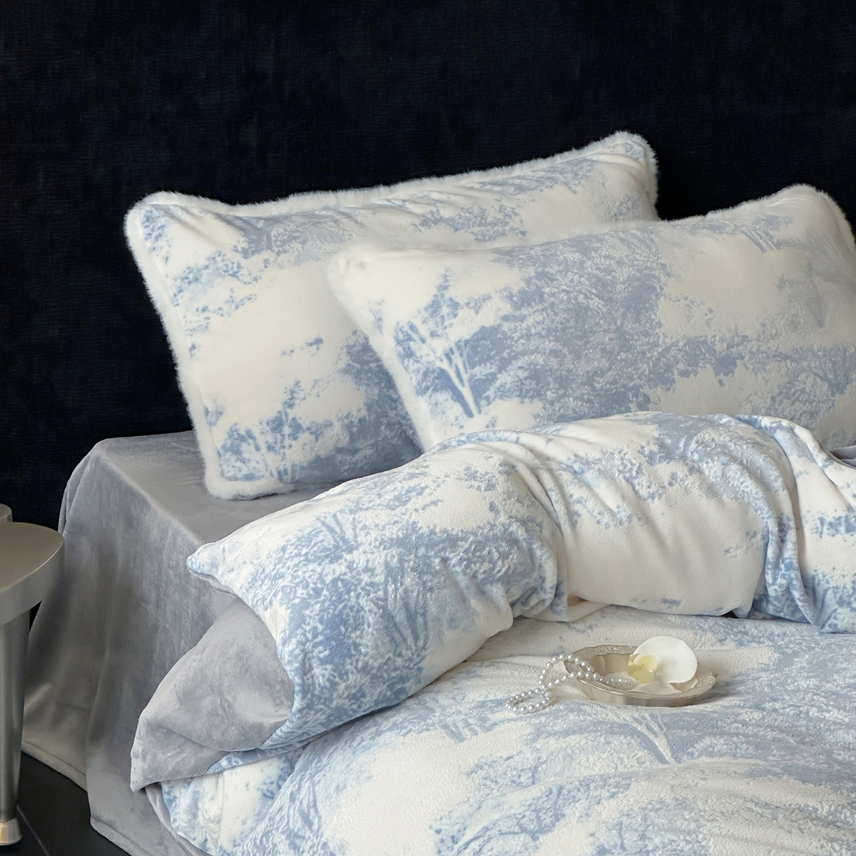 91家纺网 家纺一手货源 找家纺 梦享生活家居 2025新款轻奢牛奶绒四件套系列 莫奈蓝