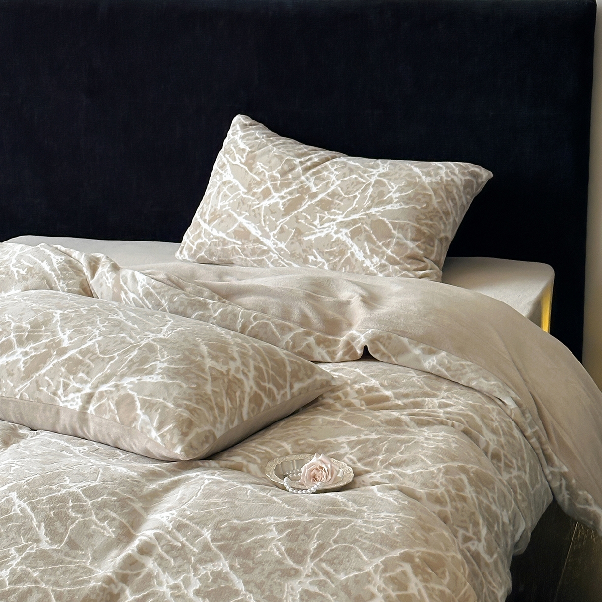 91家纺网 家纺一手货源 找家纺 梦享生活家居 2025新款轻奢牛奶绒四件套系列 大理石-卡其