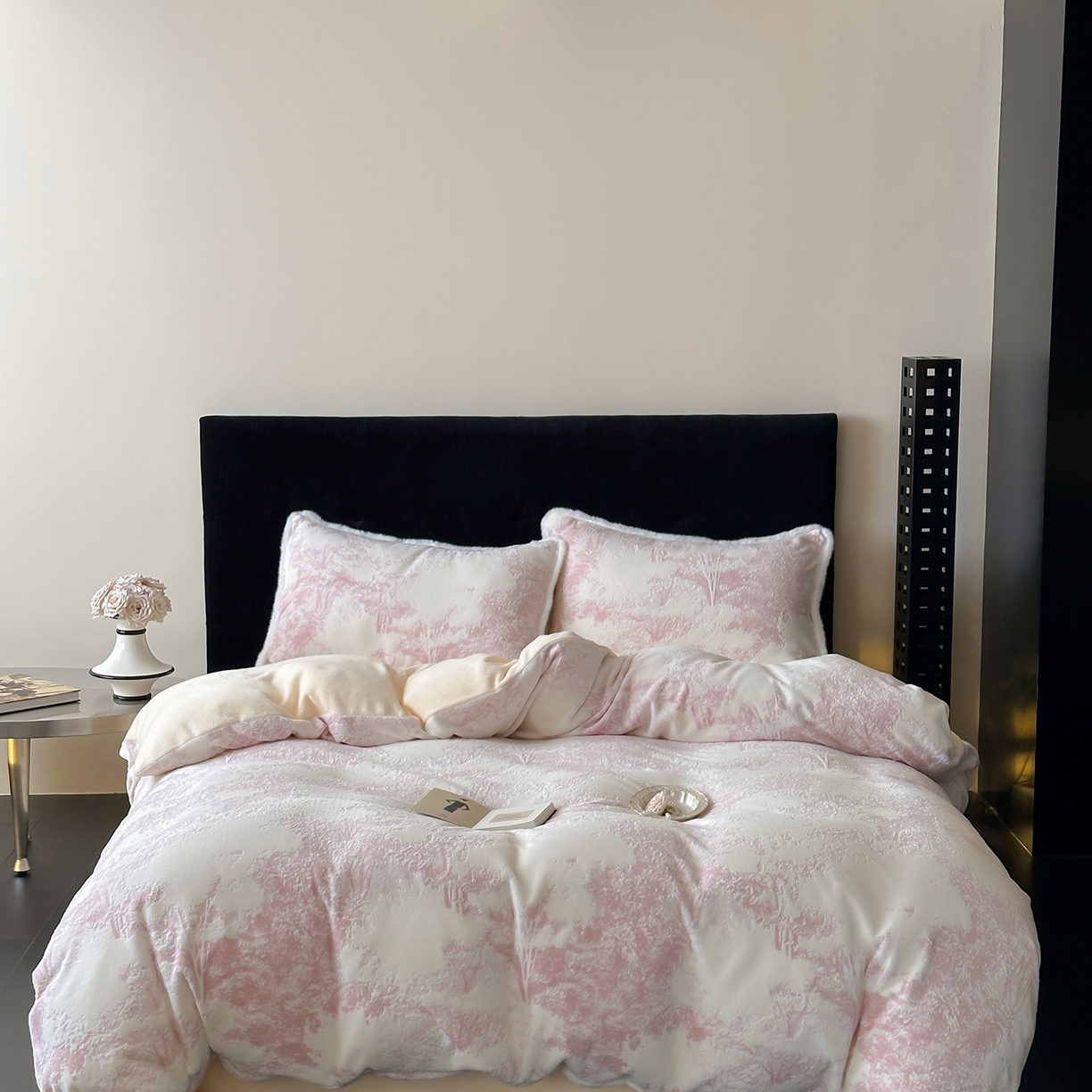 91家纺网 家纺一手货源 找家纺 梦享生活家居 2025新款轻奢牛奶绒四件套系列 莫奈粉