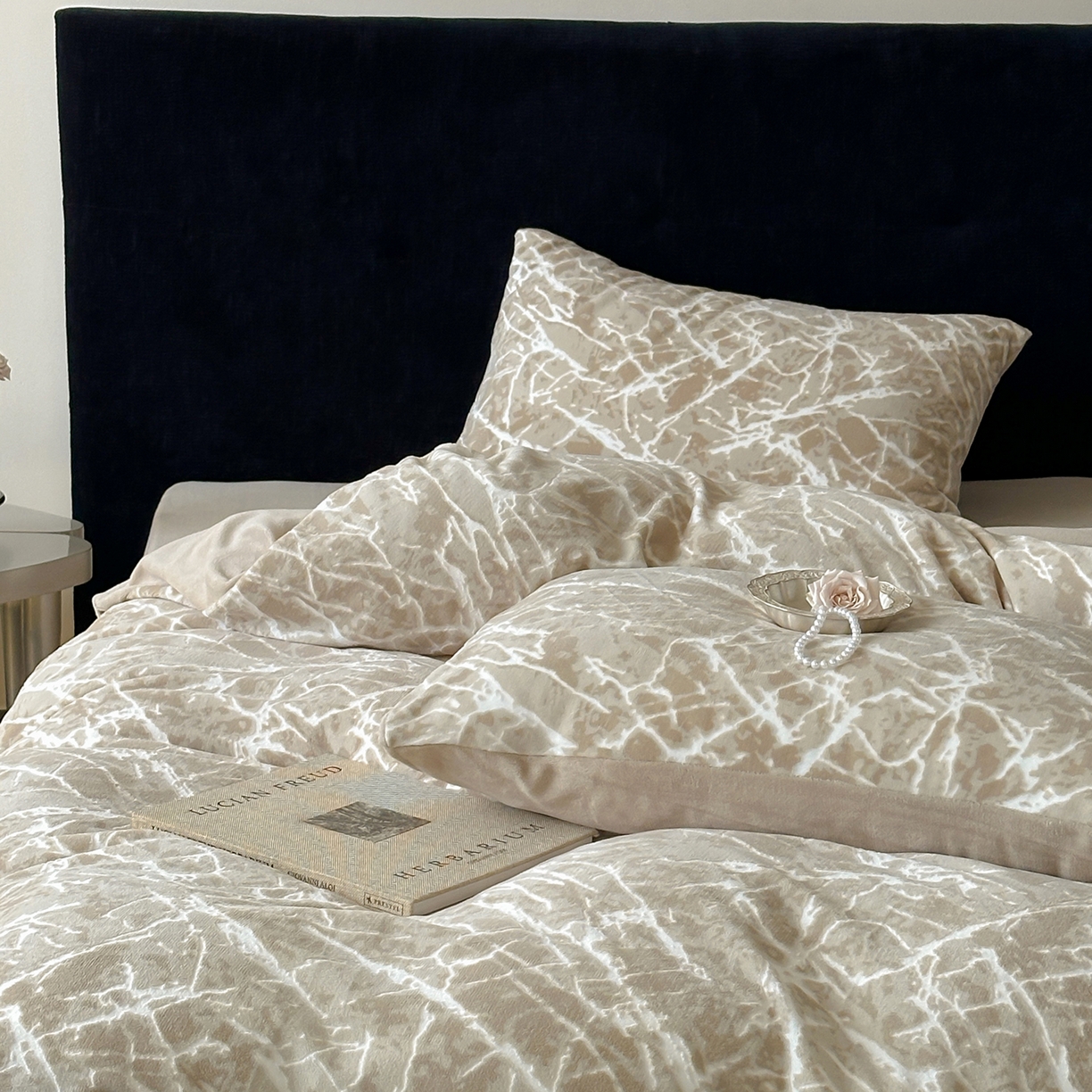 91家纺网 家纺一手货源 找家纺 梦享生活家居 2025新款轻奢牛奶绒四件套系列 大理石-卡其