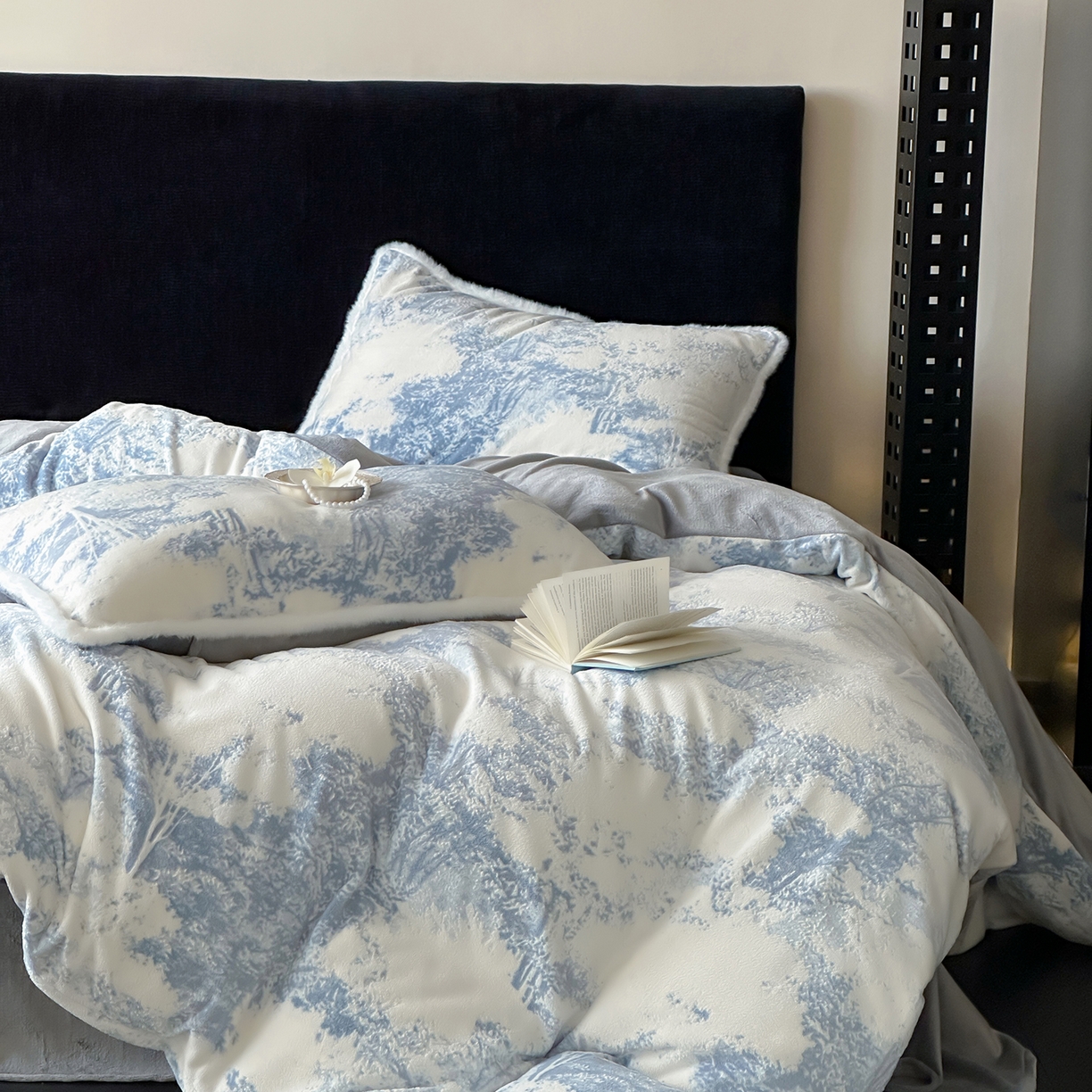 91家纺网 家纺一手货源 找家纺 梦享生活家居 2025新款轻奢牛奶绒四件套系列 莫奈蓝