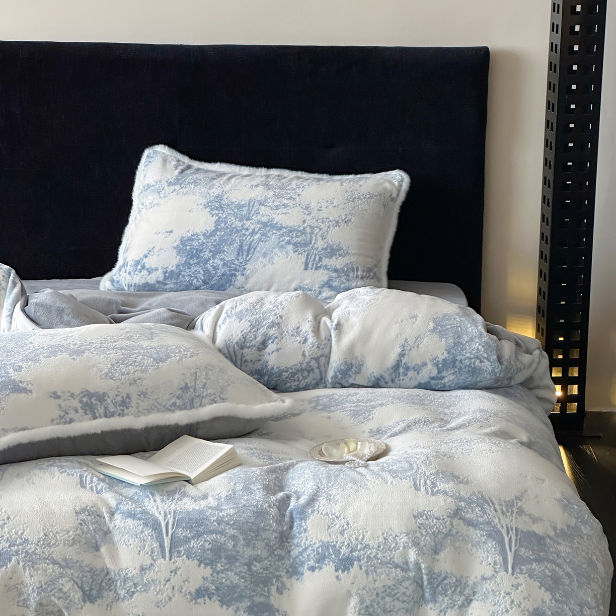 91家纺网 家纺一手货源 找家纺 梦享生活家居 2025新款轻奢牛奶绒四件套系列 莫奈蓝