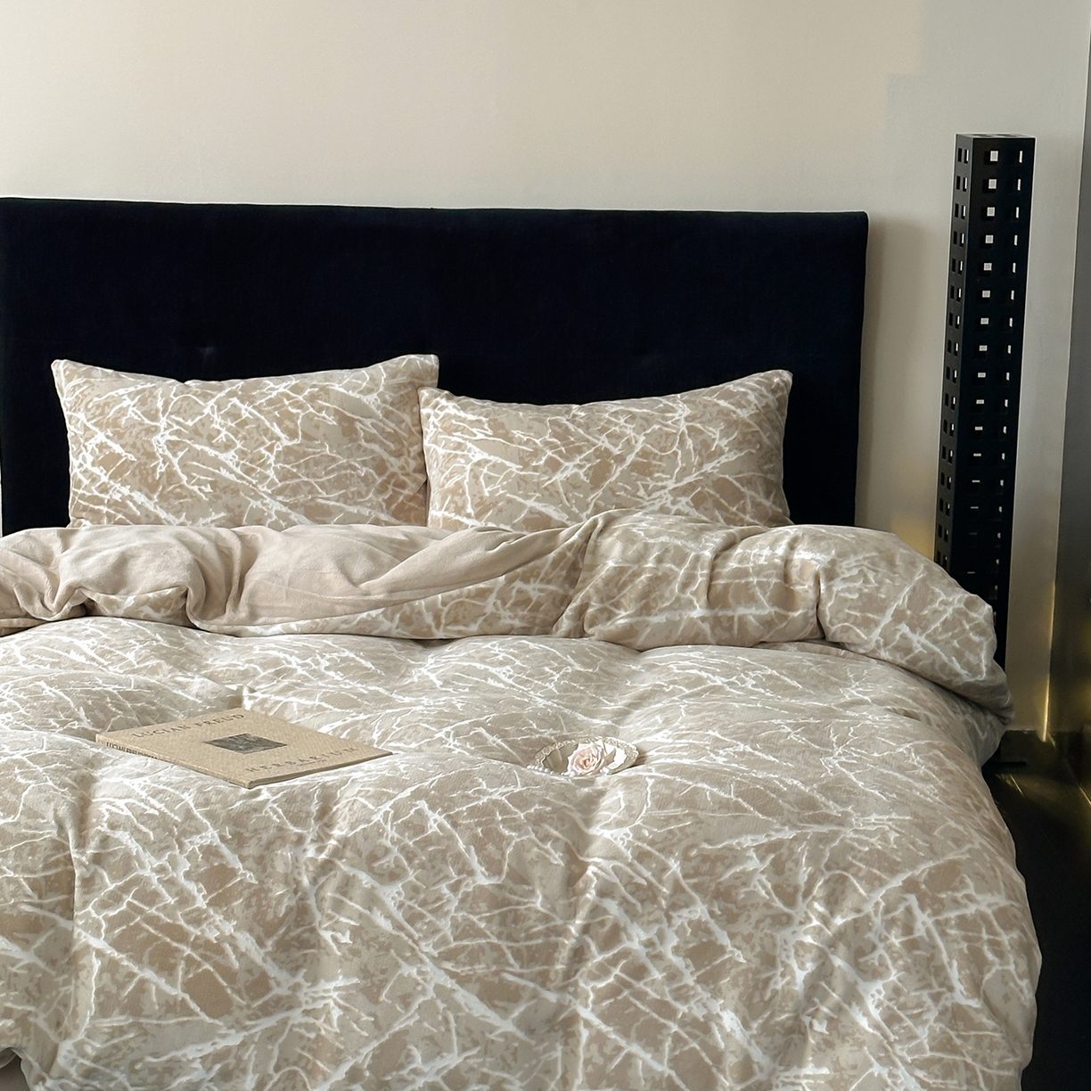 91家纺网 家纺一手货源 找家纺 梦享生活家居 2025新款轻奢牛奶绒四件套系列 大理石-卡其