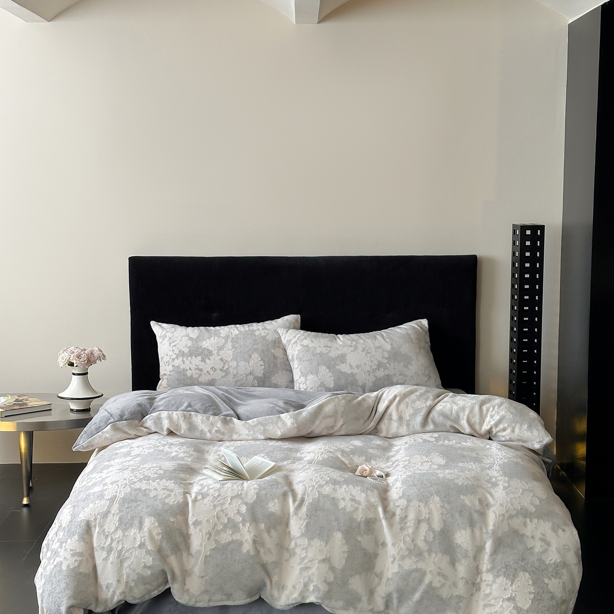 91家纺网 家纺一手货源 找家纺 梦享生活家居 2025新款轻奢牛奶绒四件套系列 梦幻森林-灰