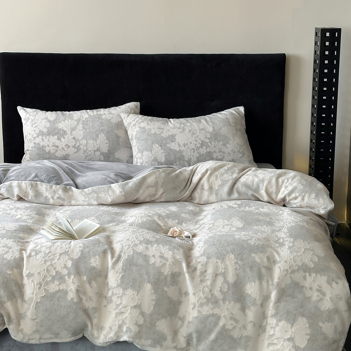 91家纺网 家纺一手货源 找家纺 梦享生活家居 2025新款轻奢牛奶绒四件套系列 梦幻森林-灰