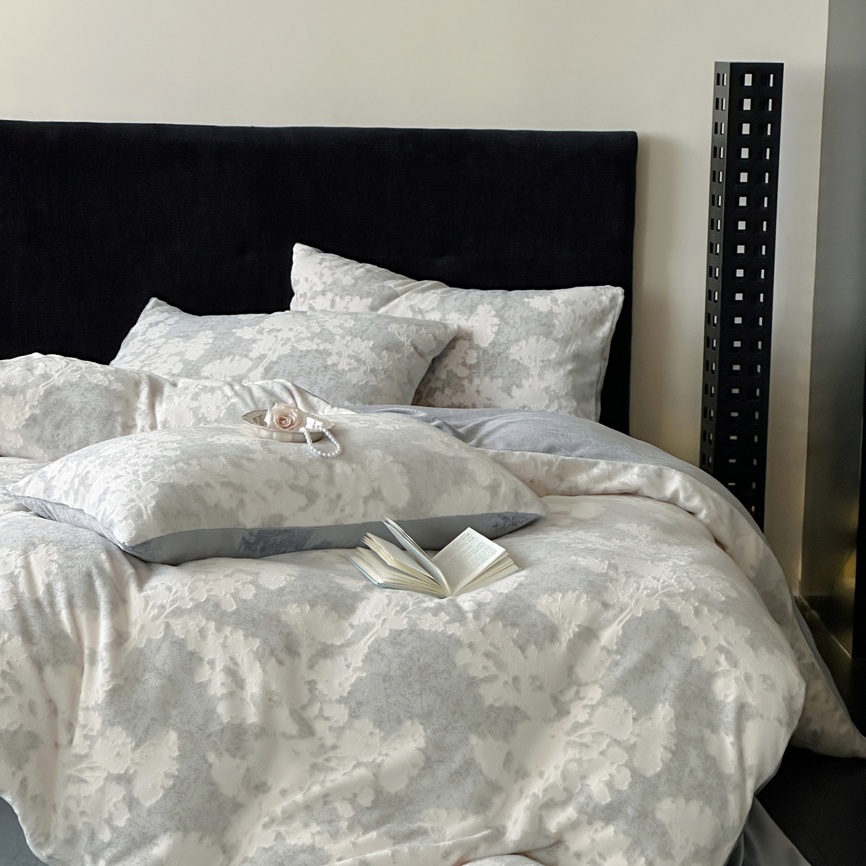 91家纺网 家纺一手货源 找家纺 梦享生活家居 2025新款轻奢牛奶绒四件套系列 梦幻森林-灰