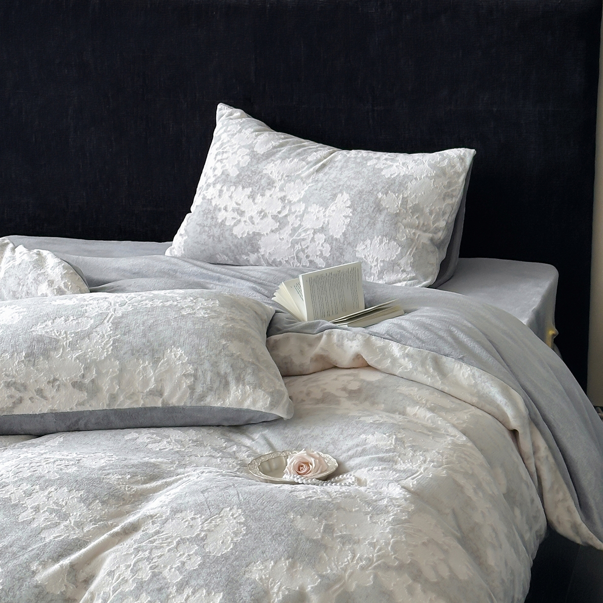 91家纺网 家纺一手货源 找家纺 梦享生活家居 2025新款轻奢牛奶绒四件套系列 梦幻森林-灰