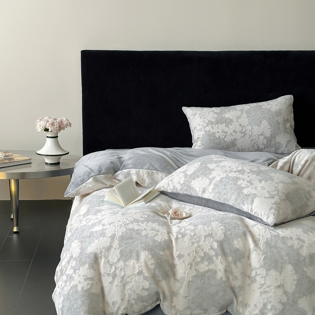 91家纺网 家纺一手货源 找家纺 梦享生活家居 2025新款轻奢牛奶绒四件套系列 梦幻森林-灰