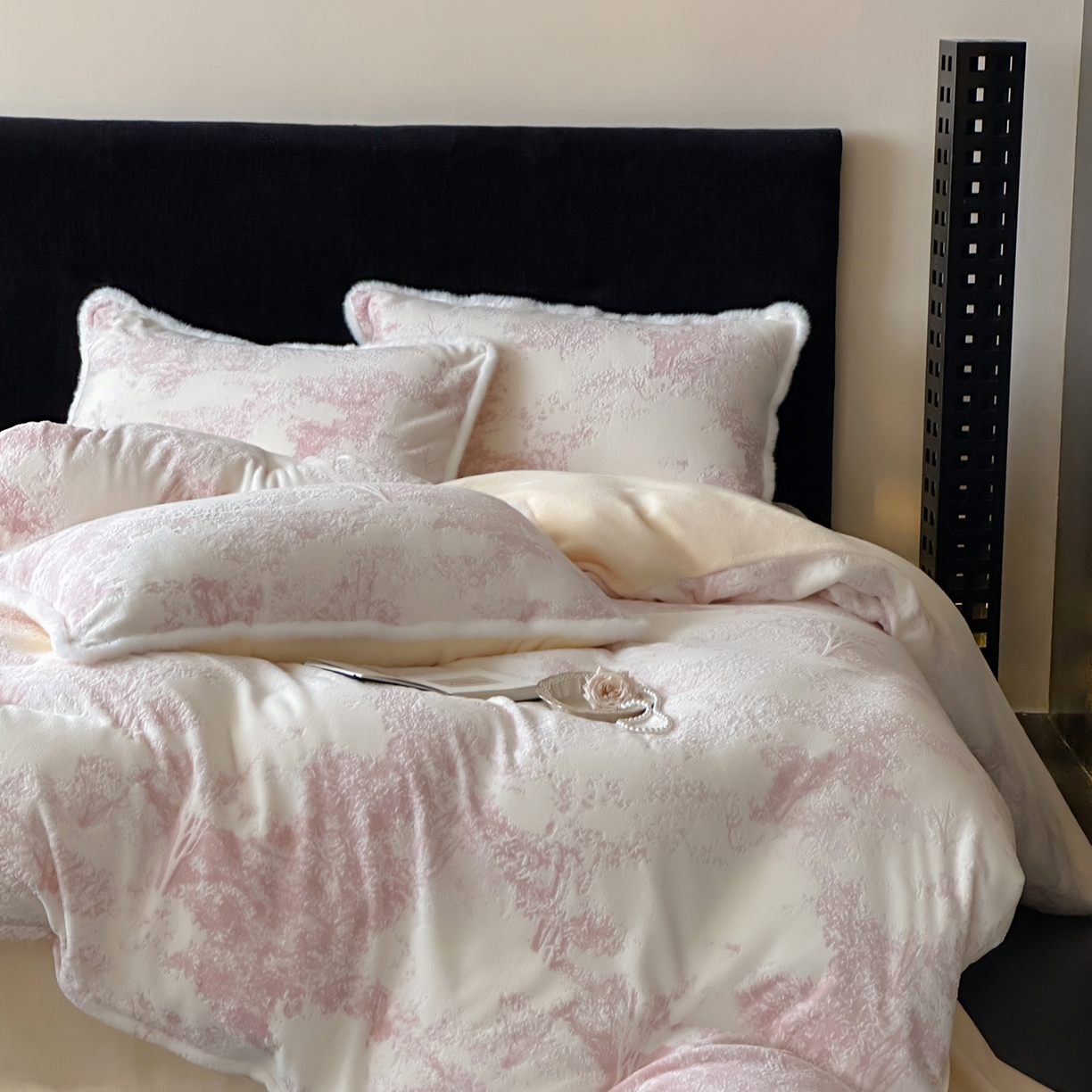 91家纺网 家纺一手货源 找家纺 梦享生活家居 2025新款轻奢牛奶绒四件套系列 莫奈粉