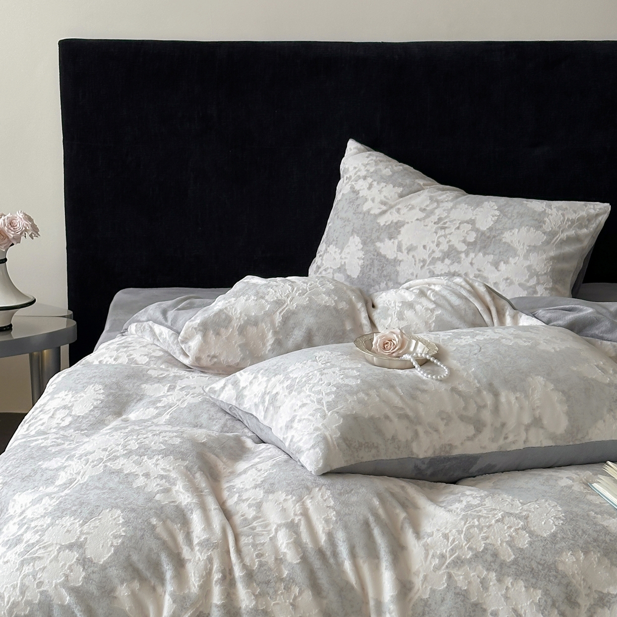 91家纺网 家纺一手货源 找家纺 梦享生活家居 2025新款轻奢牛奶绒四件套系列 梦幻森林-灰