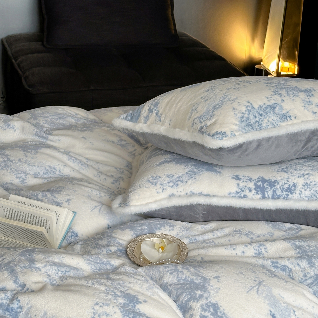 91家纺网 家纺一手货源 找家纺 梦享生活家居 2025新款轻奢牛奶绒四件套系列 莫奈蓝