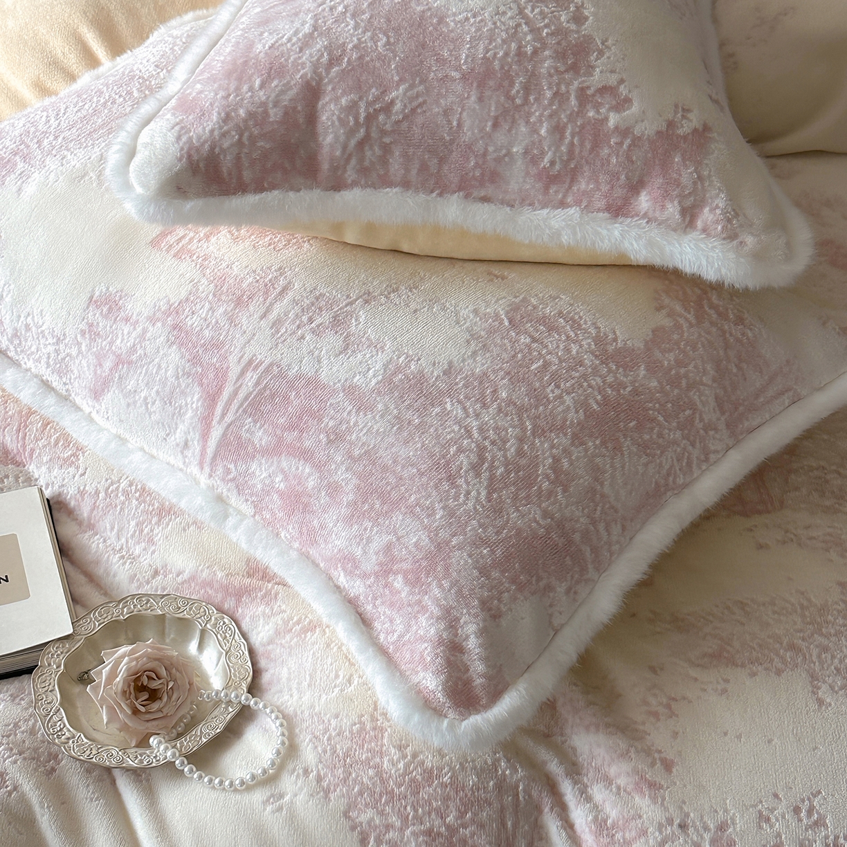 91家纺网 家纺一手货源 找家纺 梦享生活家居 2025新款轻奢牛奶绒四件套系列 莫奈粉