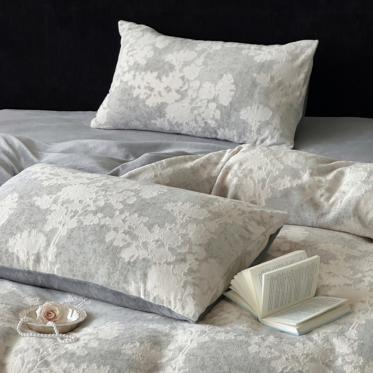 91家纺网 家纺一手货源 找家纺 梦享生活家居 2025新款轻奢牛奶绒四件套系列 梦幻森林-灰