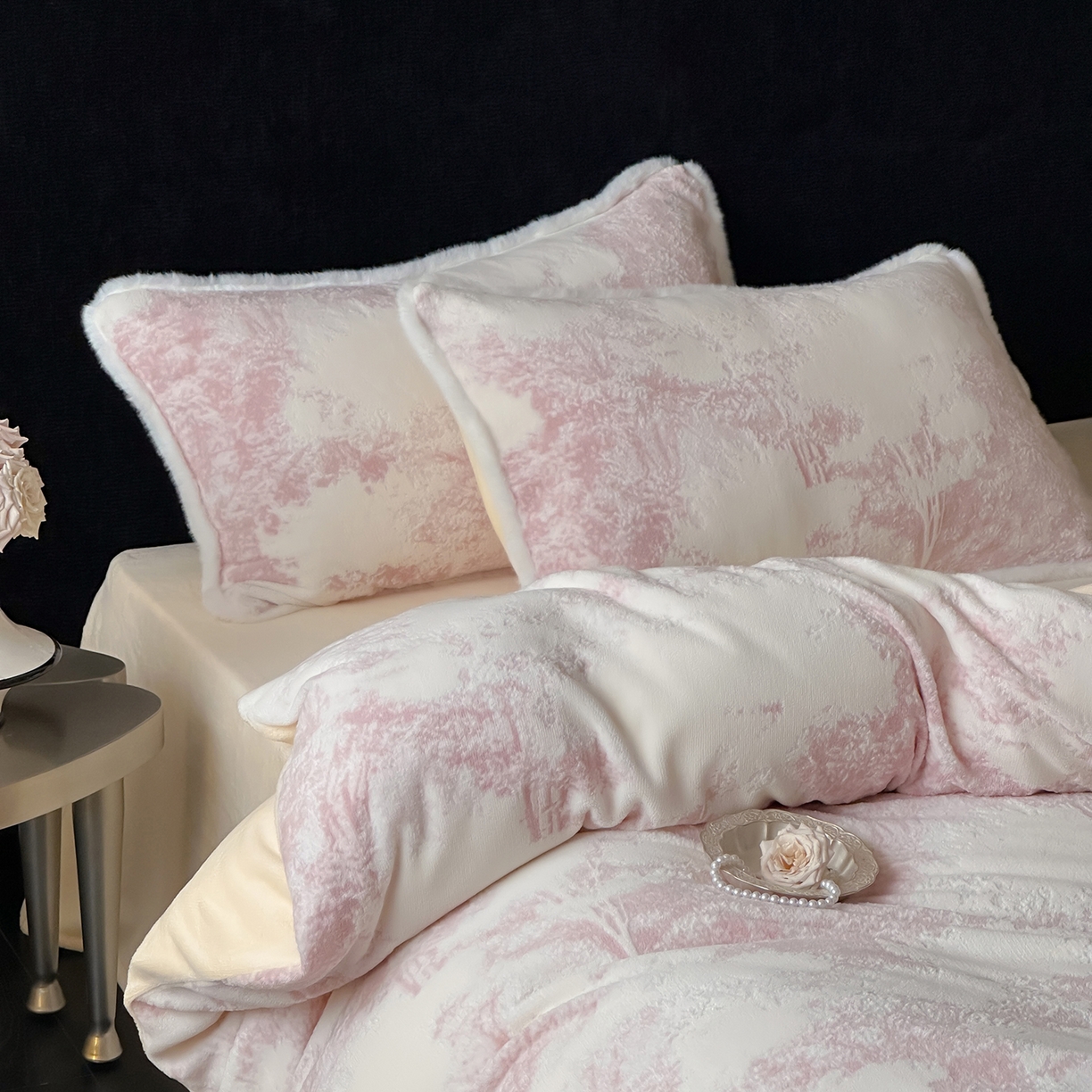 91家纺网 家纺一手货源 找家纺 梦享生活家居 2025新款轻奢牛奶绒四件套系列 莫奈粉