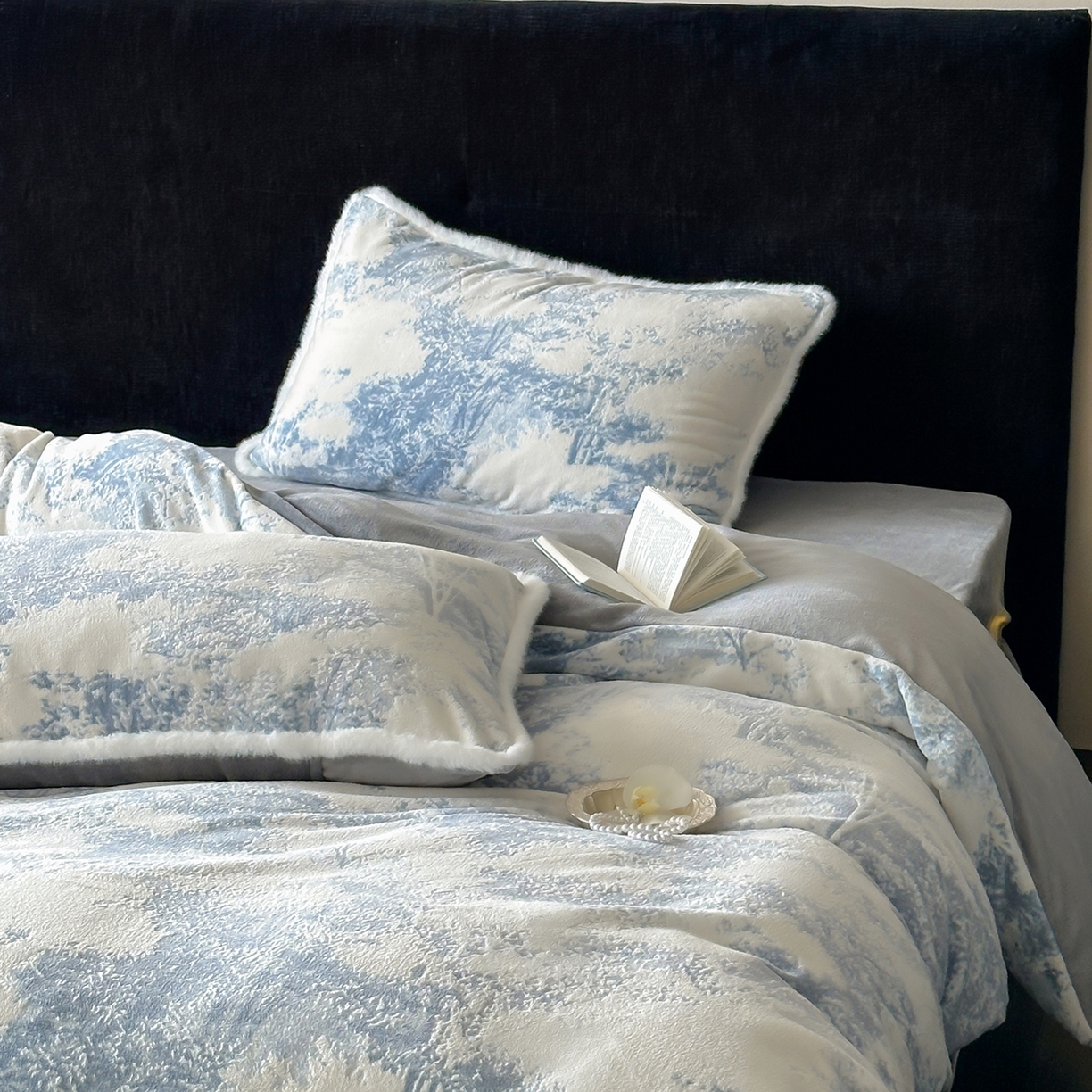 91家纺网 家纺一手货源 找家纺 梦享生活家居 2025新款轻奢牛奶绒四件套系列 莫奈蓝