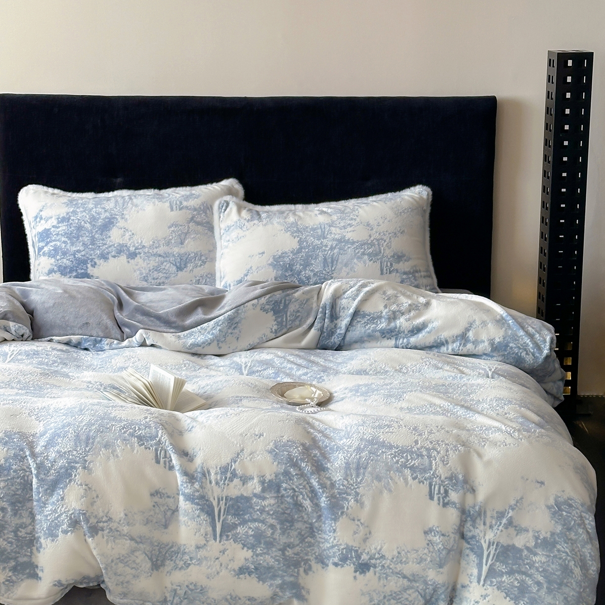 91家纺网 家纺一手货源 找家纺 梦享生活家居 2025新款轻奢牛奶绒四件套系列 莫奈蓝