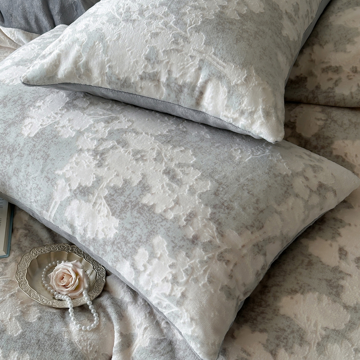 91家纺网 家纺一手货源 找家纺 梦享生活家居 2025新款轻奢牛奶绒四件套系列 梦幻森林-灰