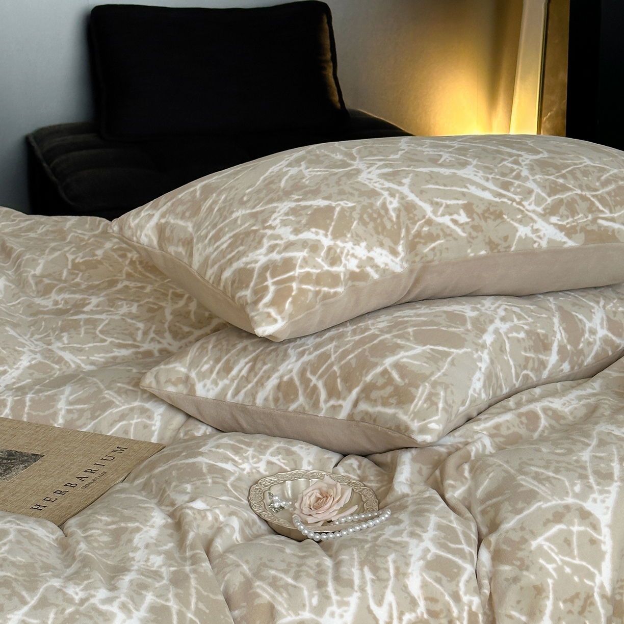 91家纺网 家纺一手货源 找家纺 梦享生活家居 2025新款轻奢牛奶绒四件套系列 大理石-卡其