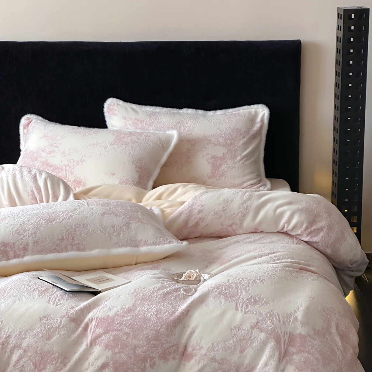 91家纺网 家纺一手货源 找家纺 梦享生活家居 2025新款轻奢牛奶绒四件套系列 莫奈粉