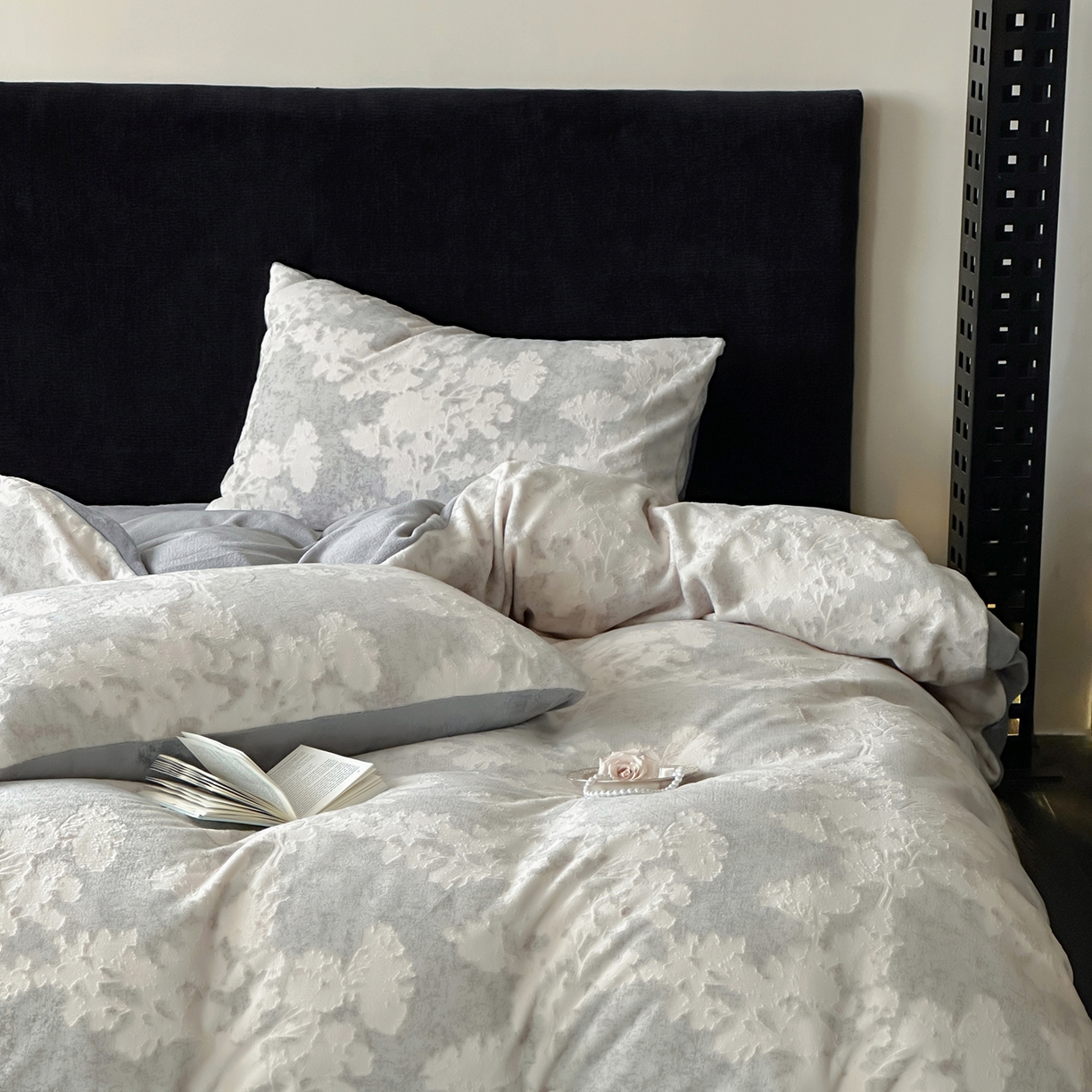 91家纺网 家纺一手货源 找家纺 梦享生活家居 2025新款轻奢牛奶绒四件套系列 梦幻森林-灰