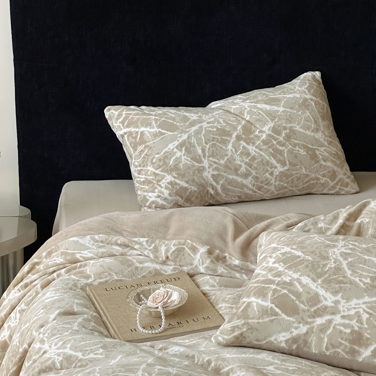 91家纺网 家纺一手货源 找家纺 梦享生活家居 2025新款轻奢牛奶绒四件套系列 大理石-卡其