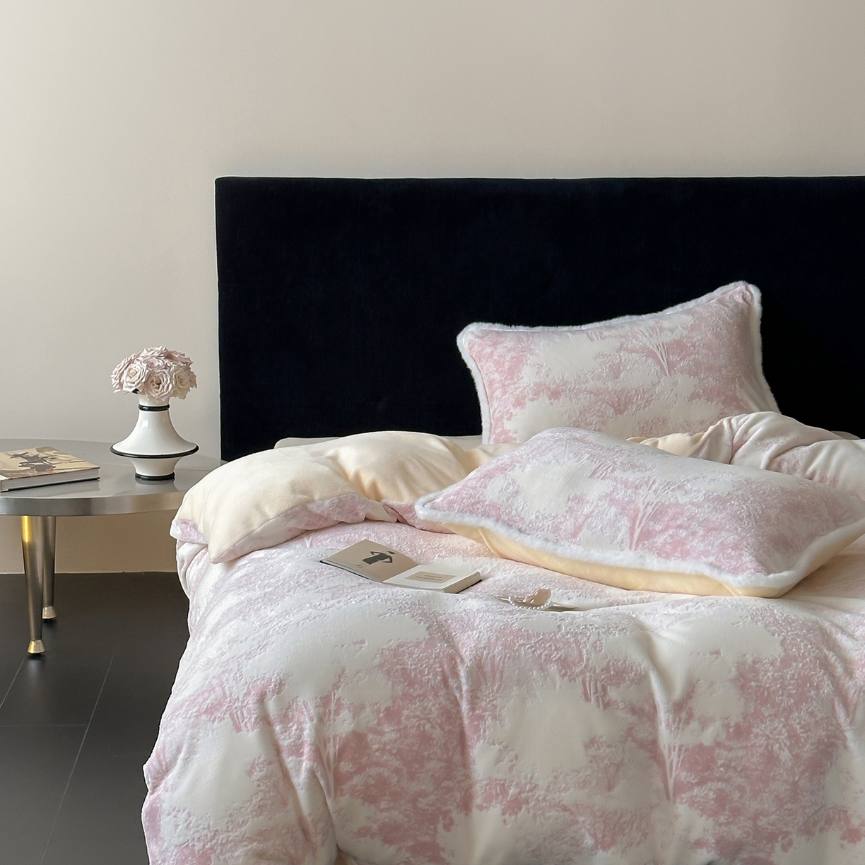 91家纺网 家纺一手货源 找家纺 梦享生活家居 2025新款轻奢牛奶绒四件套系列 莫奈粉