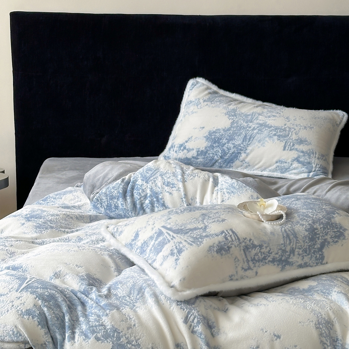 91家纺网 家纺一手货源 找家纺 梦享生活家居 2025新款轻奢牛奶绒四件套系列 莫奈蓝