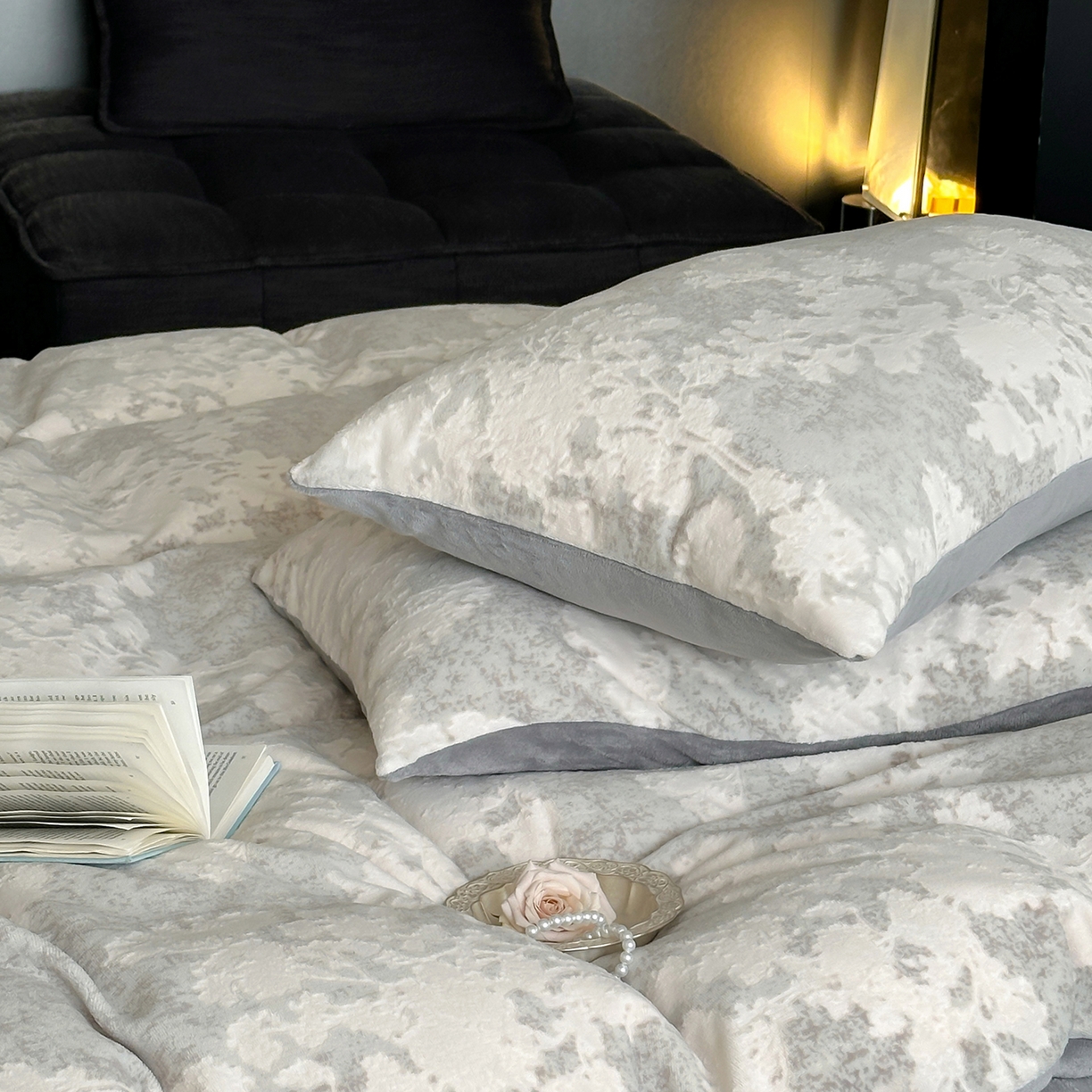 91家纺网 家纺一手货源 找家纺 梦享生活家居 2025新款轻奢牛奶绒四件套系列 梦幻森林-灰