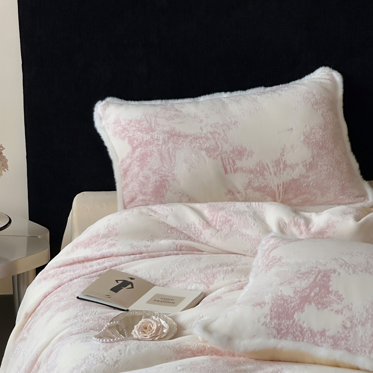 91家纺网 家纺一手货源 找家纺 梦享生活家居 2025新款轻奢牛奶绒四件套系列 莫奈粉