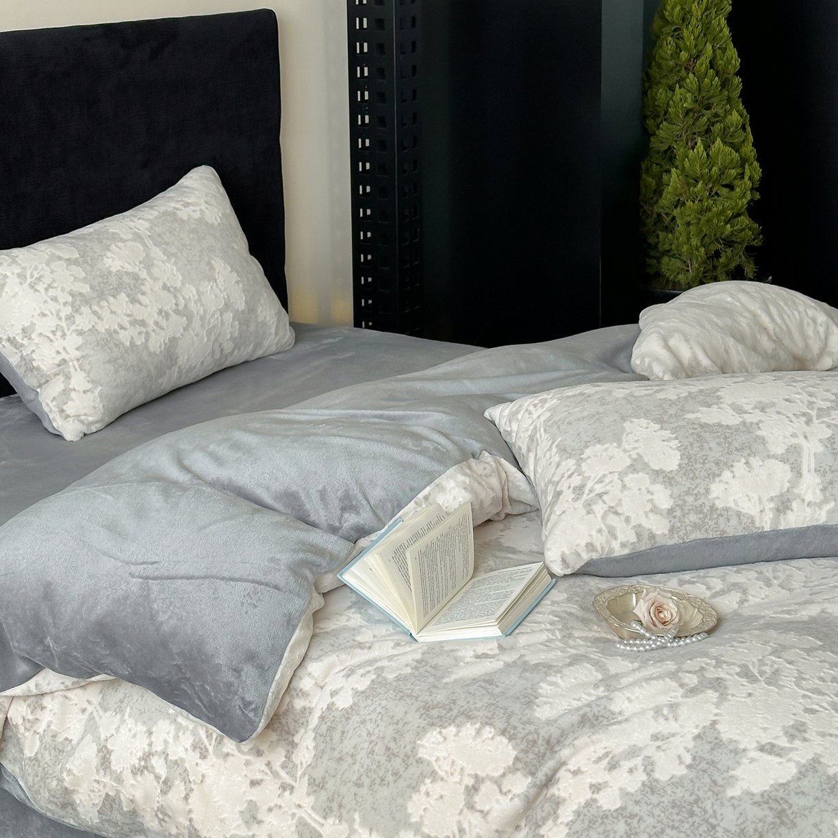 91家纺网 家纺一手货源 找家纺 梦享生活家居 2025新款轻奢牛奶绒四件套系列 梦幻森林-灰