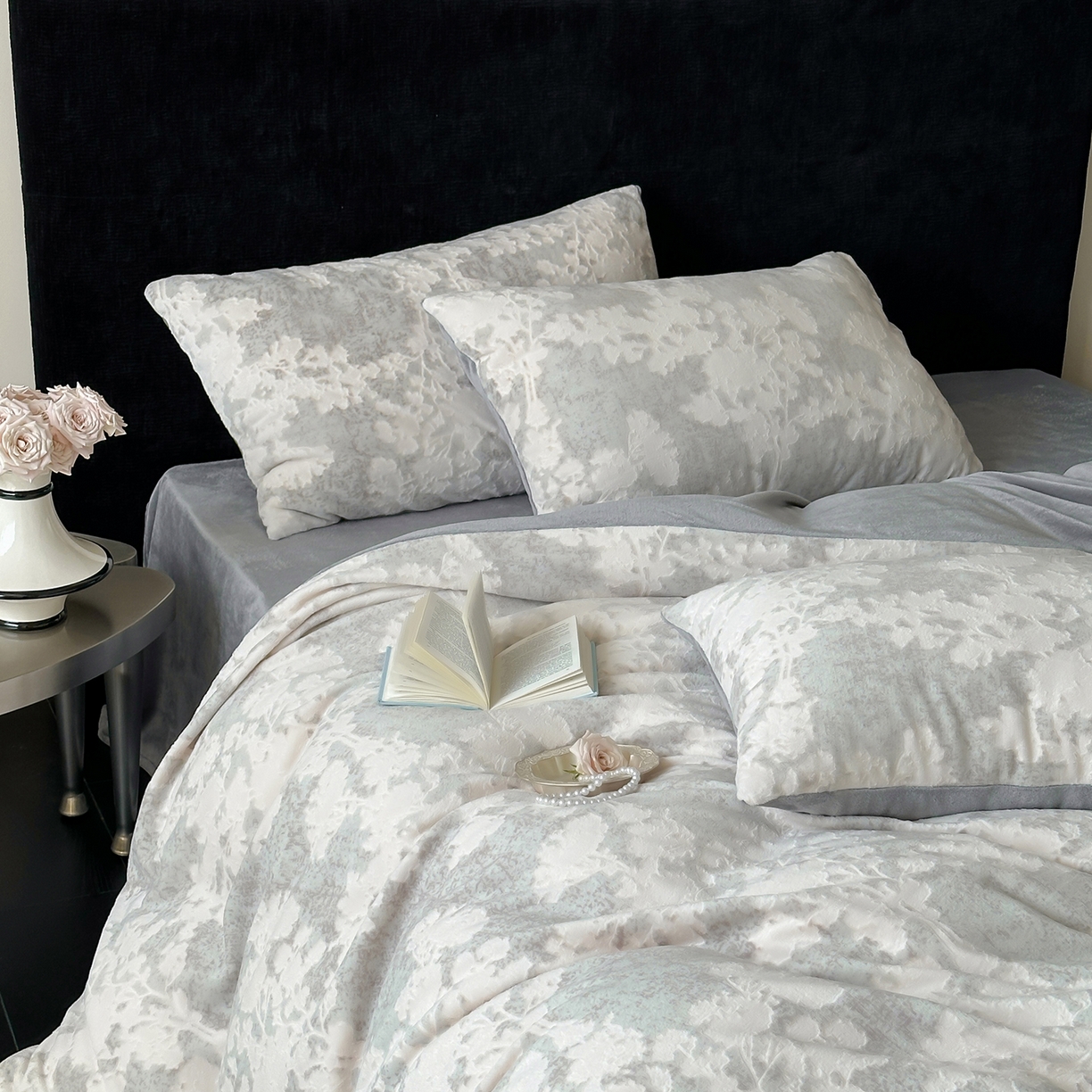 91家纺网 家纺一手货源 找家纺 梦享生活家居 2025新款轻奢牛奶绒四件套系列 梦幻森林-灰