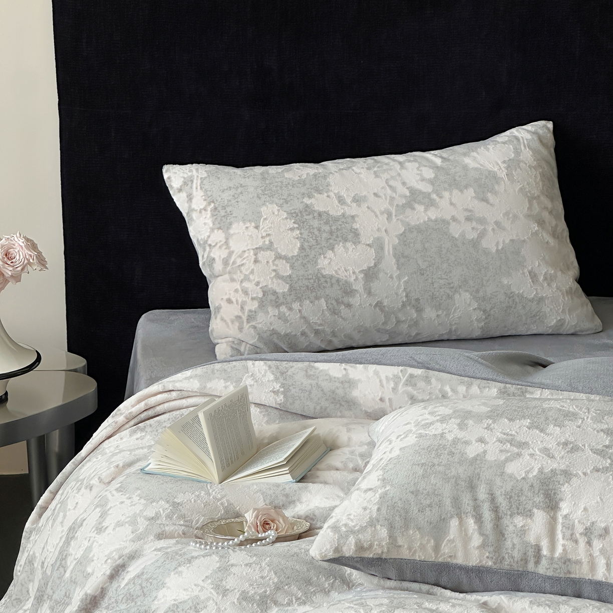 91家纺网 家纺一手货源 找家纺 梦享生活家居 2025新款轻奢牛奶绒四件套系列 梦幻森林-灰