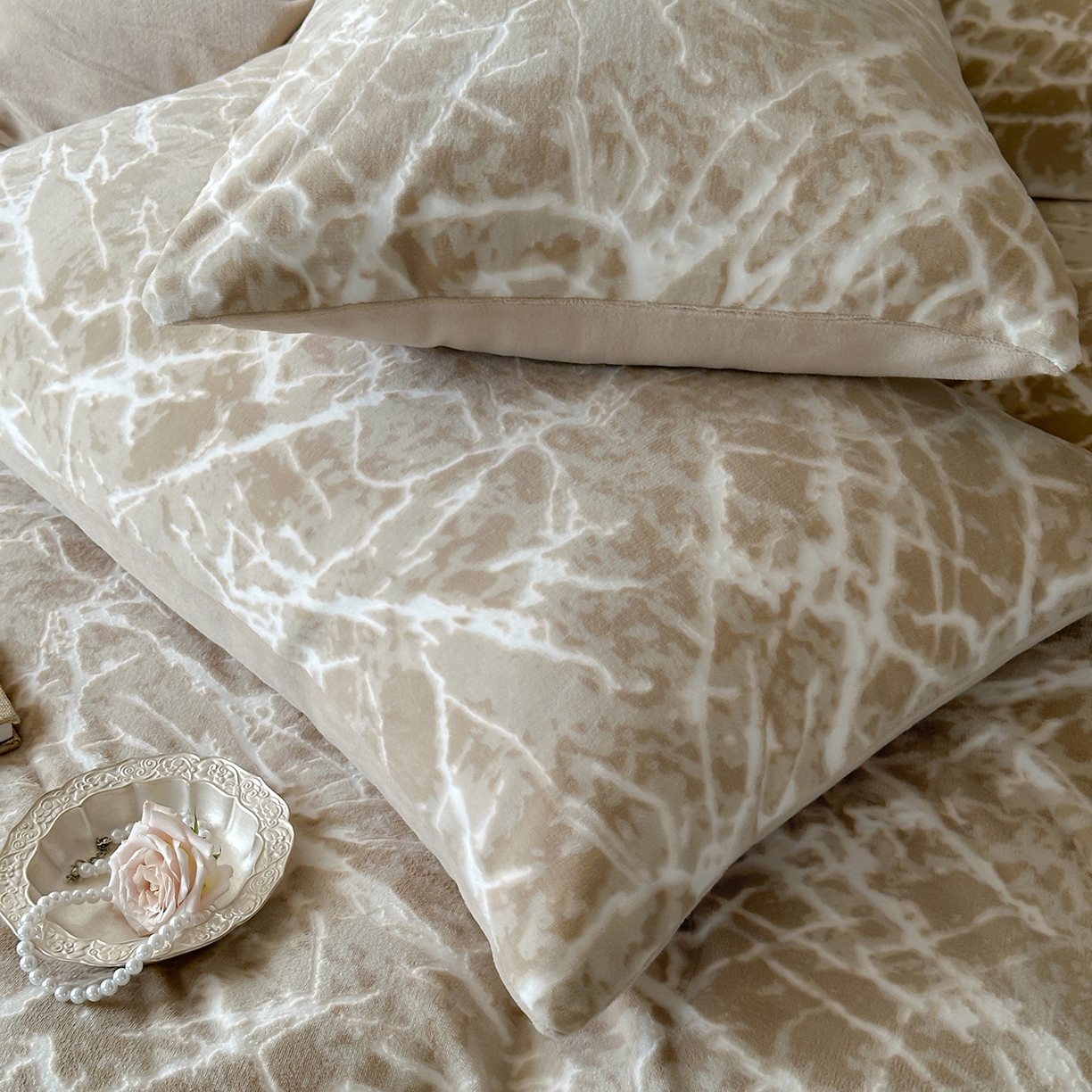 91家纺网 家纺一手货源 找家纺 梦享生活家居 2025新款轻奢牛奶绒四件套系列 大理石-卡其