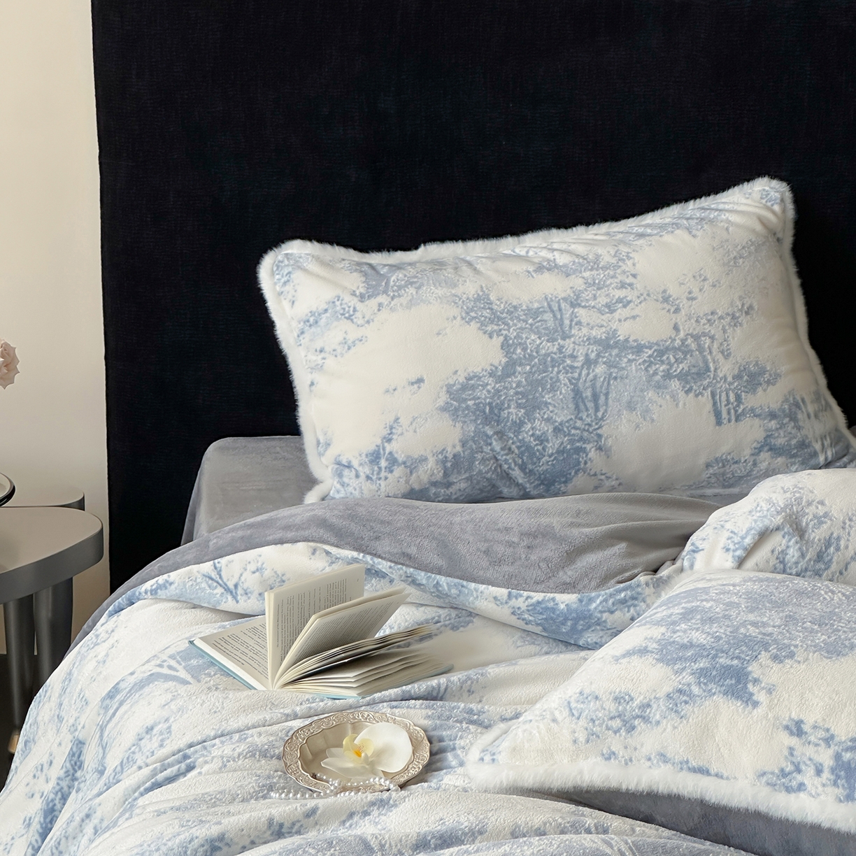 91家纺网 家纺一手货源 找家纺 梦享生活家居 2025新款轻奢牛奶绒四件套系列 莫奈蓝