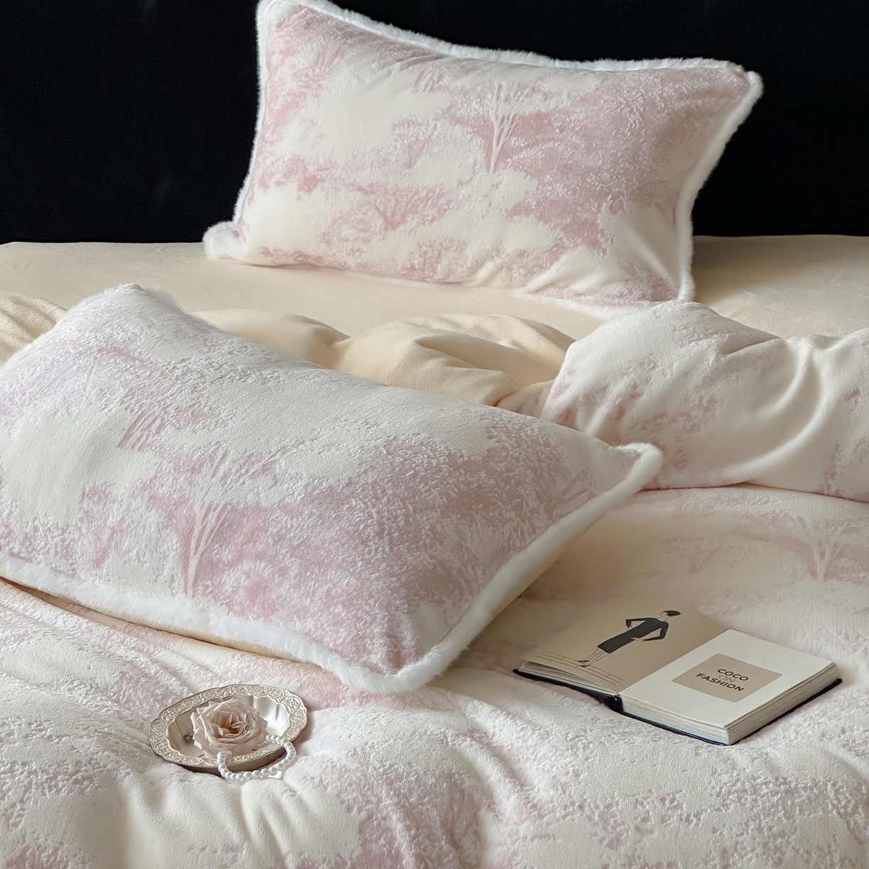 91家纺网 家纺一手货源 找家纺 梦享生活家居 2025新款轻奢牛奶绒四件套系列 莫奈粉