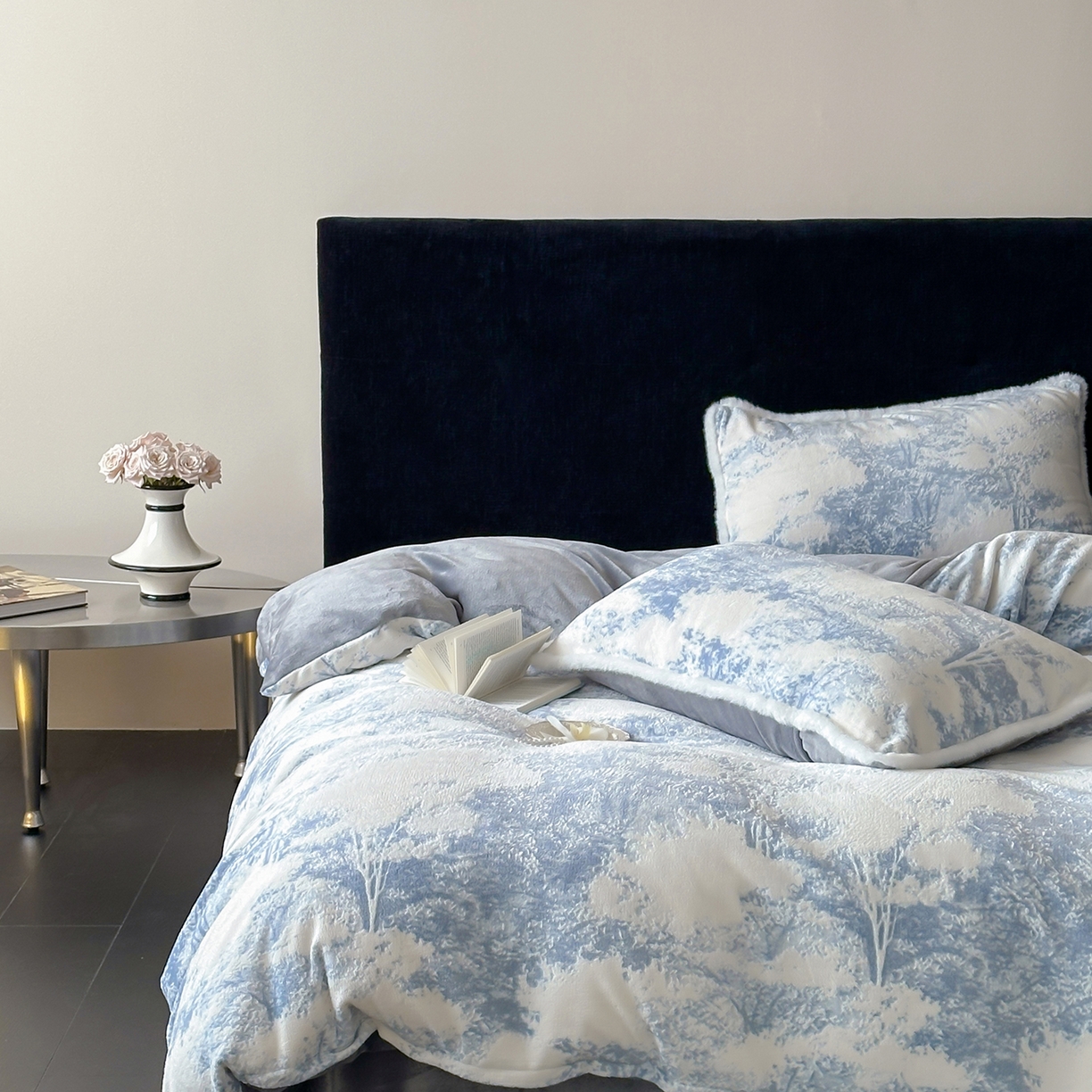 91家纺网 家纺一手货源 找家纺 梦享生活家居 2025新款轻奢牛奶绒四件套系列 莫奈蓝