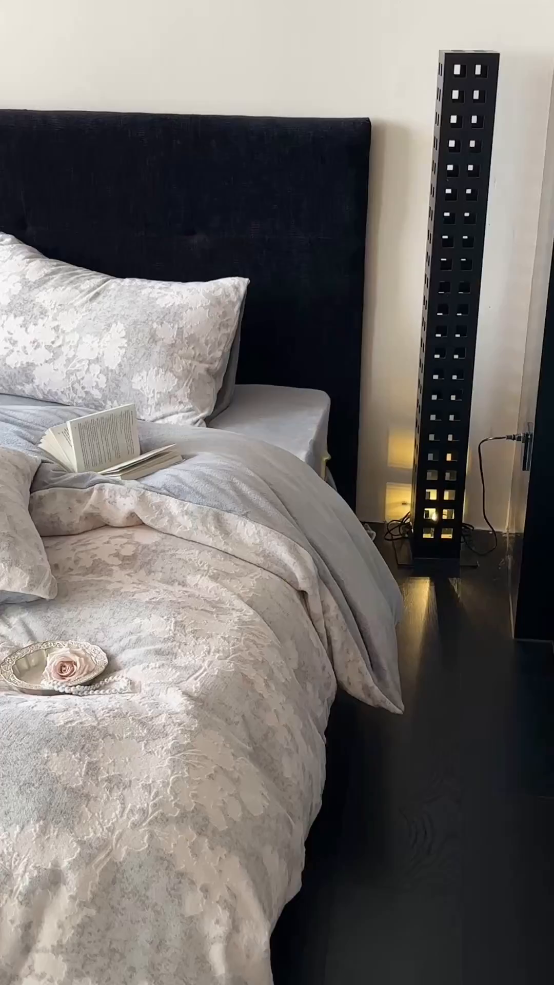 91家纺网 家纺一手货源 找家纺 梦享生活家居 2025新款轻奢牛奶绒四件套系列 梦幻森林-灰