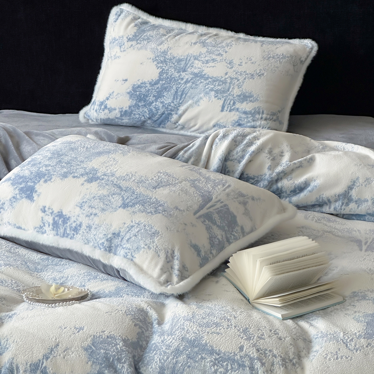 91家纺网 家纺一手货源 找家纺 梦享生活家居 2025新款轻奢牛奶绒四件套系列 莫奈蓝