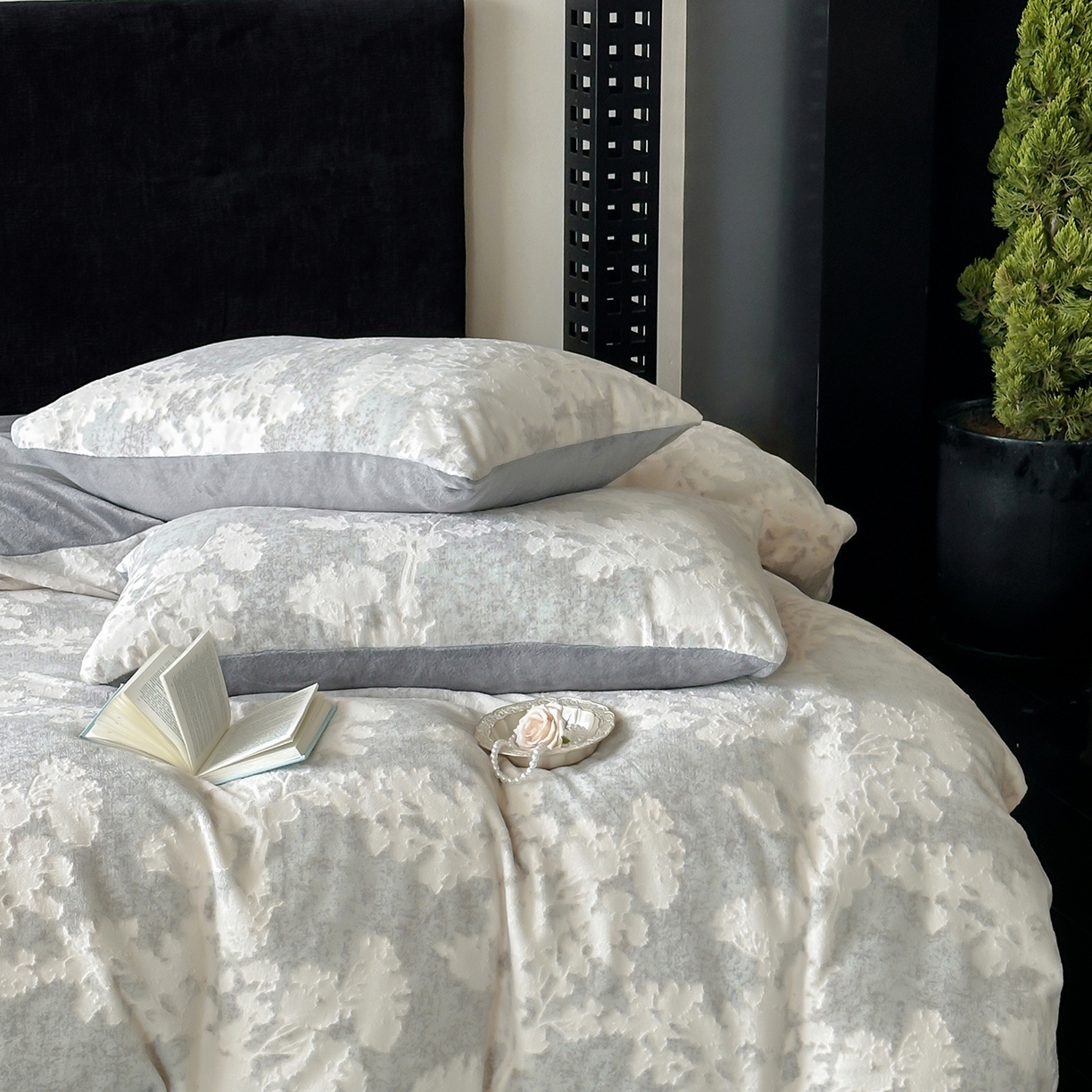 91家纺网 家纺一手货源 找家纺 梦享生活家居 2025新款轻奢牛奶绒四件套系列 梦幻森林-灰