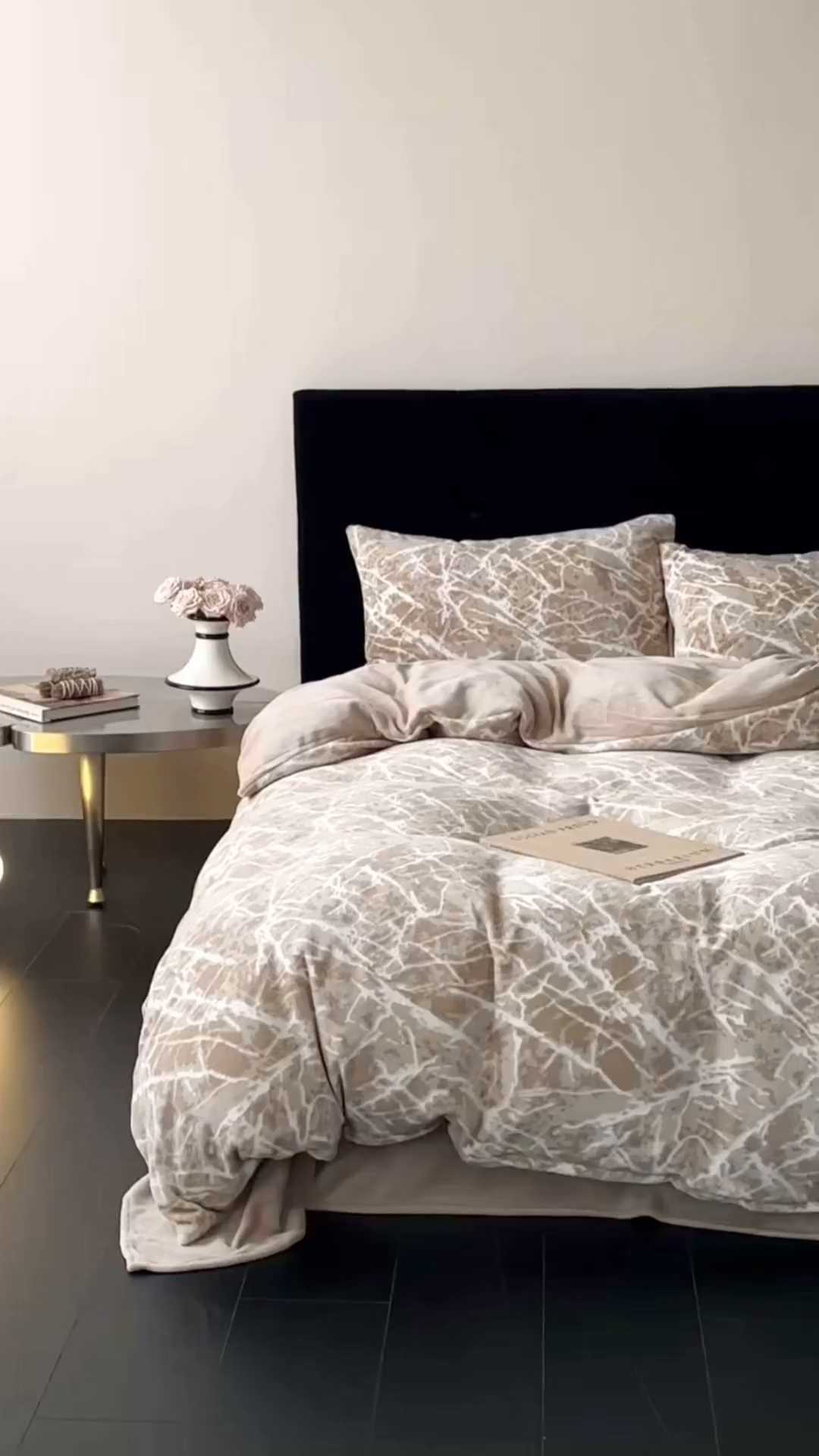 91家纺网 家纺一手货源 找家纺 梦享生活家居 2025新款轻奢牛奶绒四件套系列 大理石-卡其