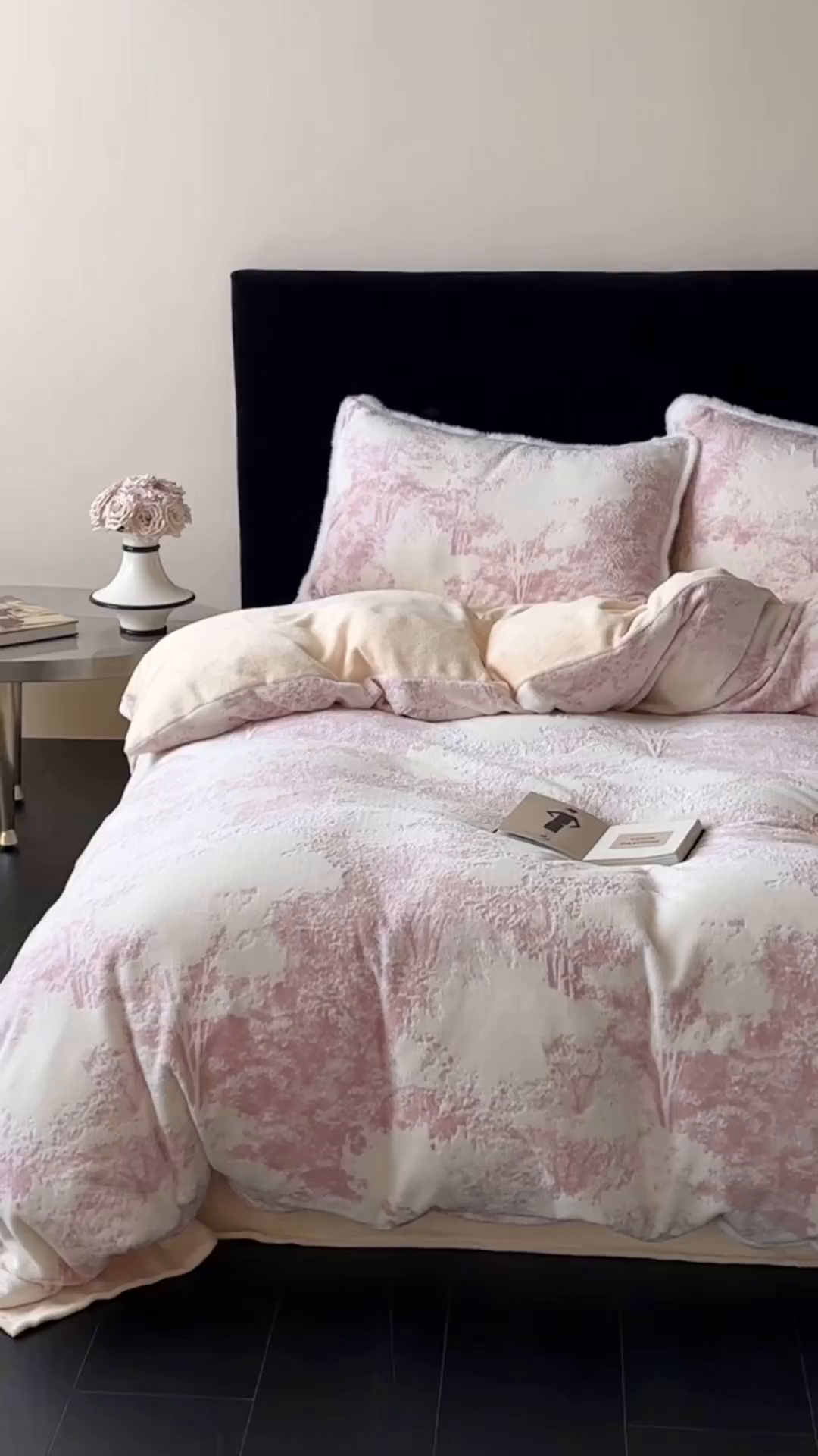 91家纺网 家纺一手货源 找家纺 梦享生活家居 2025新款轻奢牛奶绒四件套系列 莫奈粉