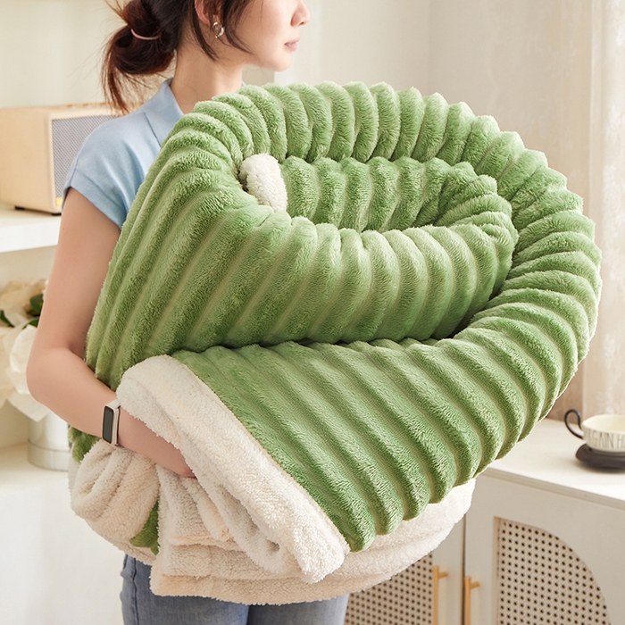91家纺网 家纺一手货源 找家纺 楼兰公主毛毯专供 2025新款大抽条+羊羔绒绒毯盖毯毯子 双层大抽条+羊羔绒绒毯-果绿