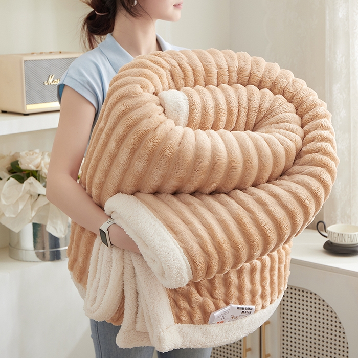 91家纺网 家纺一手货源 找家纺 楼兰公主毛毯专供 2025新款大抽条+羊羔绒绒毯盖毯毯子 双层大抽条+羊羔绒绒毯-卡其