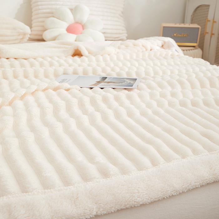 91家纺网 家纺一手货源 找家纺 楼兰公主毛毯专供 2025新款大抽条+羊羔绒绒毯盖毯毯子 双层大抽条+羊羔绒绒毯-雪白