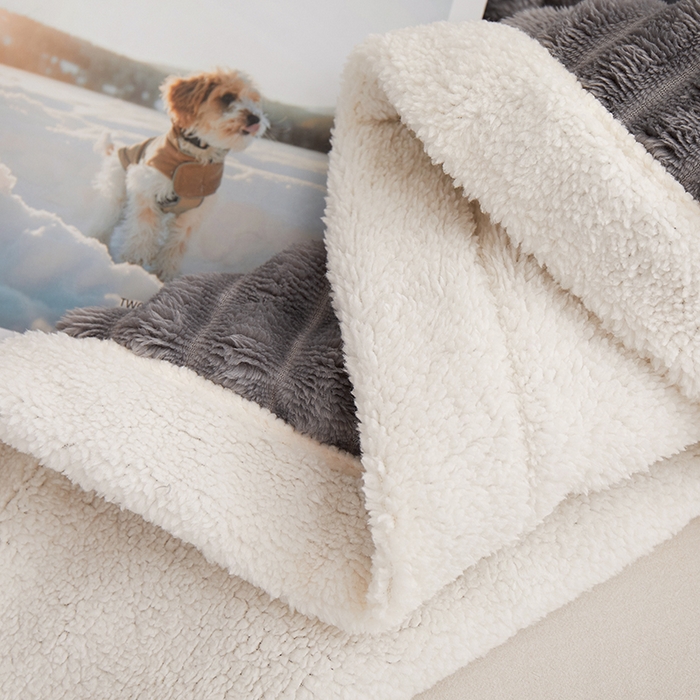 91家纺网 家纺一手货源 找家纺 楼兰公主毛毯专供 2025新款大抽条+羊羔绒绒毯盖毯毯子 双层大抽条+羊羔绒绒毯-浅灰